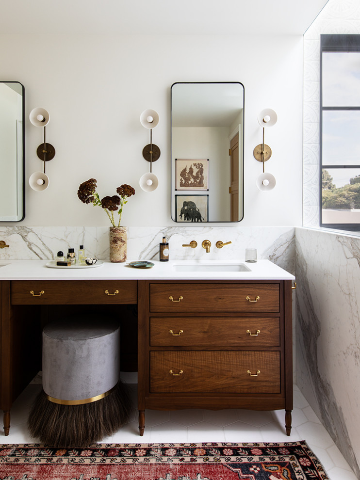 Foto på ett vintage vit en-suite badrum, med skåp i mörkt trä, vita väggar, klinkergolv i keramik, ett undermonterad handfat och vitt golv