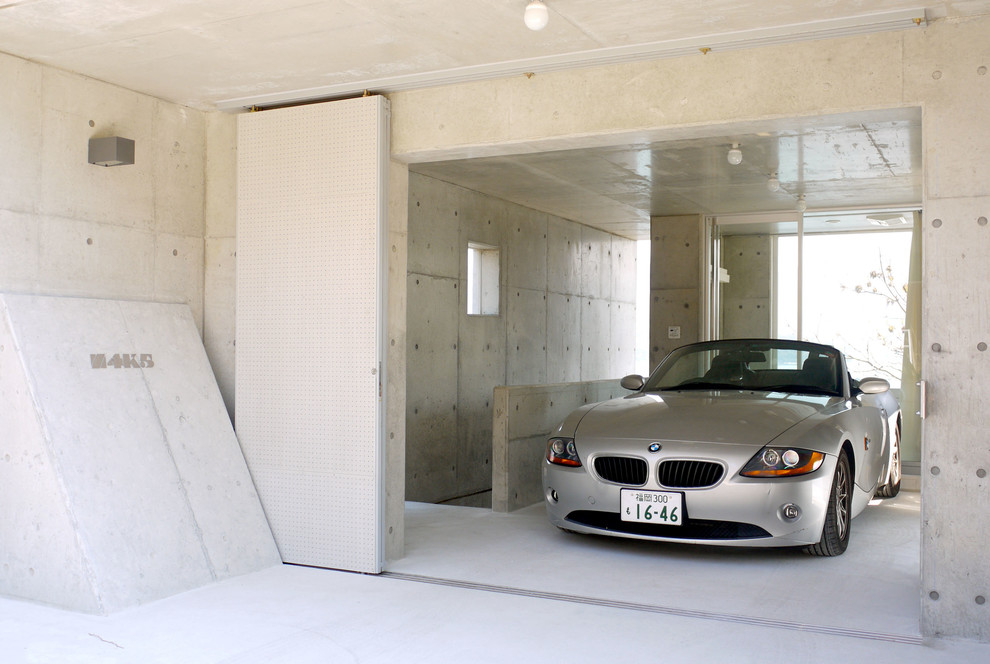 Inspiration for a modern garage in Fukuoka.