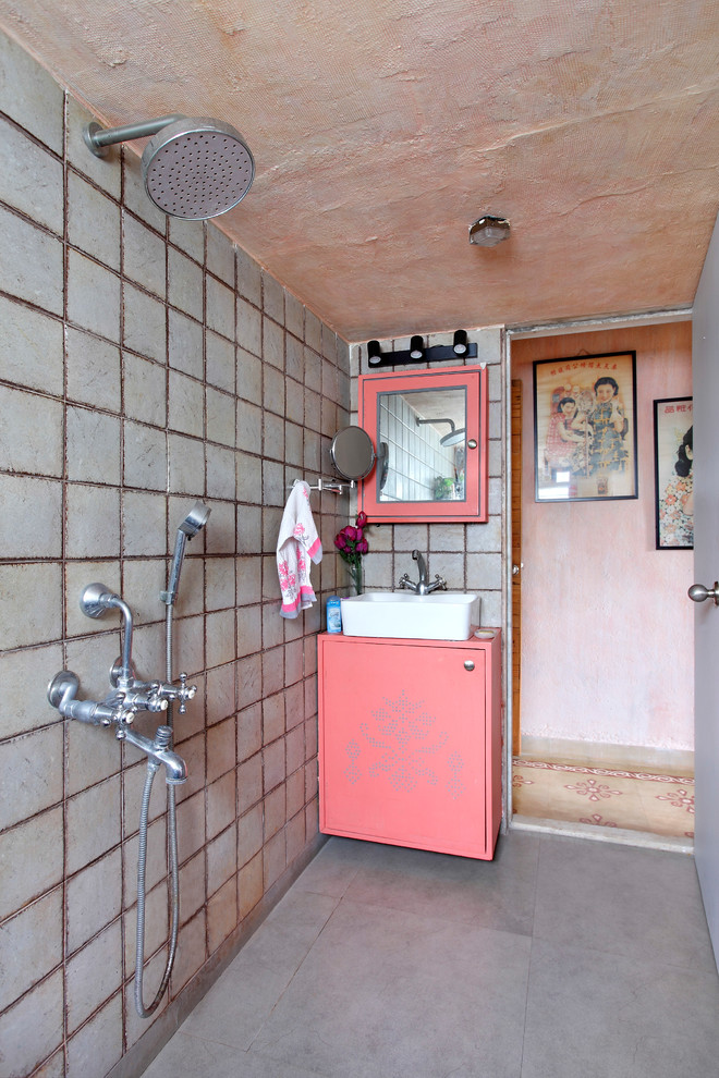 ムンバイにあるインダストリアルスタイルのおしゃれな浴室の写真