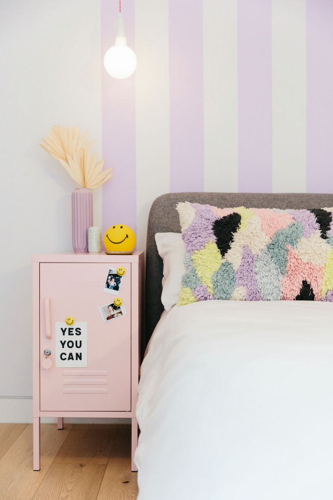 Immagine di una cameretta per bambini minimalista di medie dimensioni con pareti viola, parquet chiaro e pavimento marrone