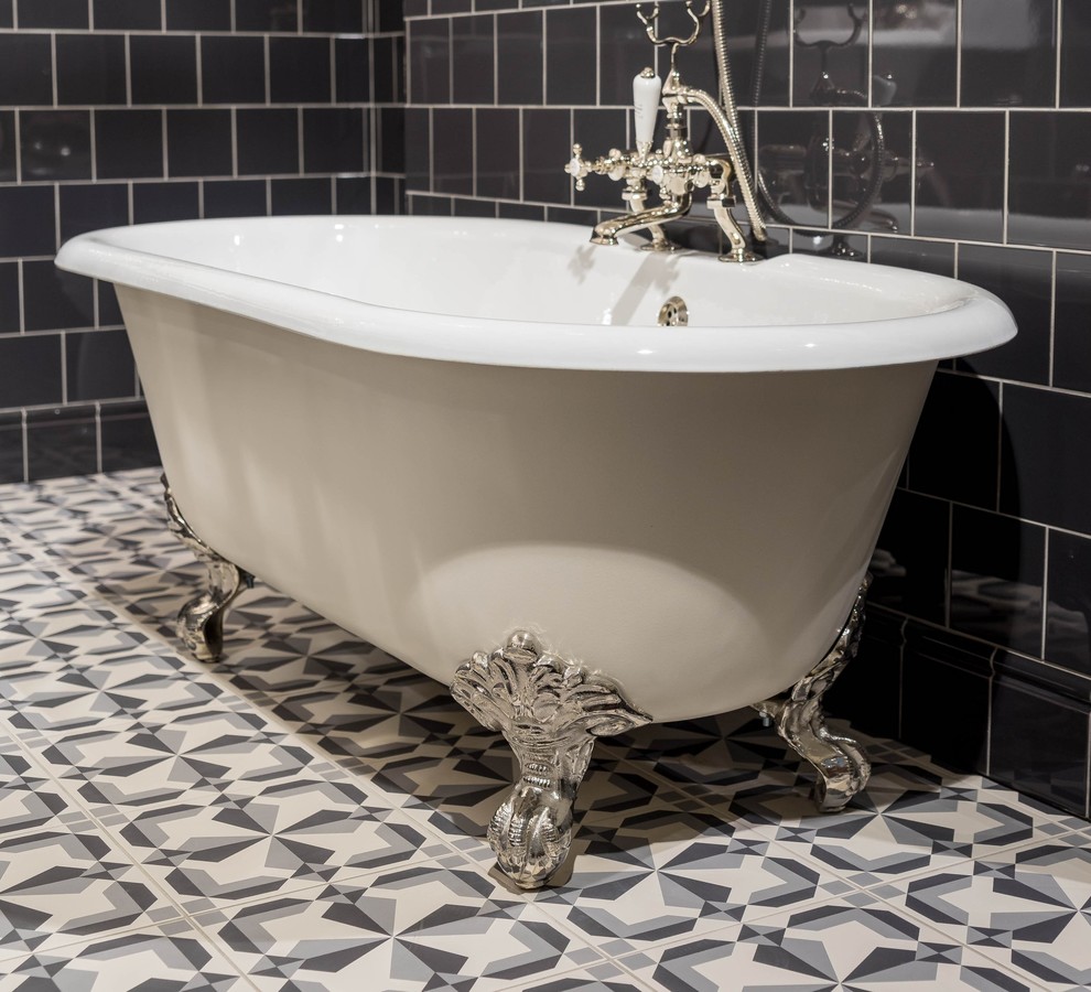 Idées déco pour une petite salle de bain principale classique avec une baignoire indépendante, WC séparés, des carreaux de céramique, un mur gris, un sol en carrelage de céramique, un plan vasque, un sol gris et un carrelage noir.