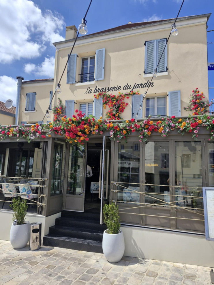 Création façade fleurie de restaurant