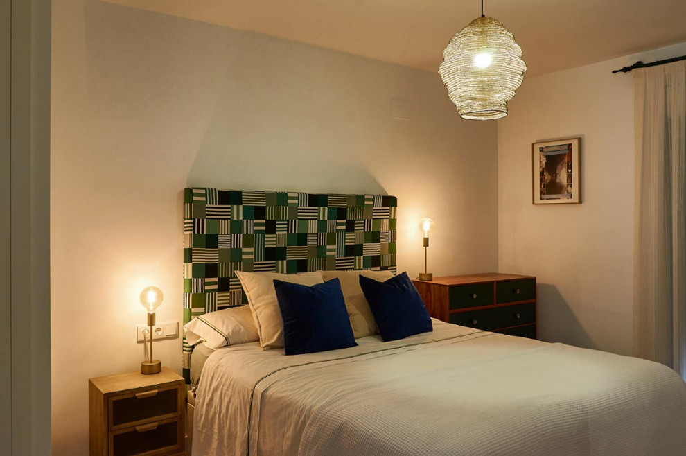 Ejemplo de dormitorio principal moderno de tamaño medio con paredes blancas, suelo de madera en tonos medios y suelo marrón