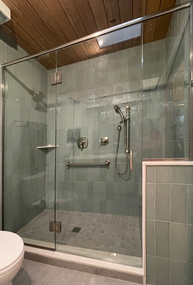 Inspiration för ett litet vintage vit vitt badrum med dusch, med släta luckor, skåp i mellenmörkt trä, en dusch i en alkov, en toalettstol med separat cisternkåpa, grön kakel, porslinskakel, gröna väggar, klinkergolv i porslin, ett undermonterad handfat, granitbänkskiva, grått golv och dusch med gångjärnsdörr