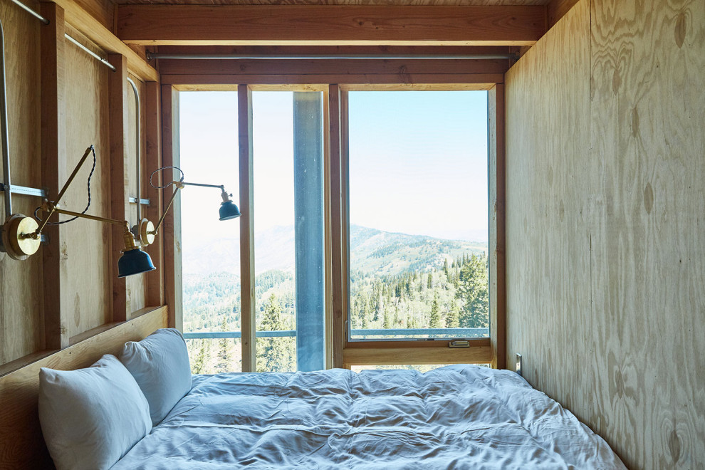 Свежая идея для дизайна: гостевая спальня (комната для гостей) в стиле модернизм с бетонным полом и деревянным потолком - отличное фото интерьера