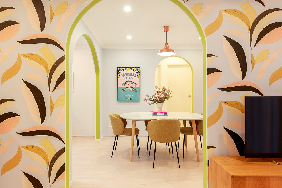 Esempio di una piccola sala da pranzo eclettica con pareti blu e pavimento in vinile