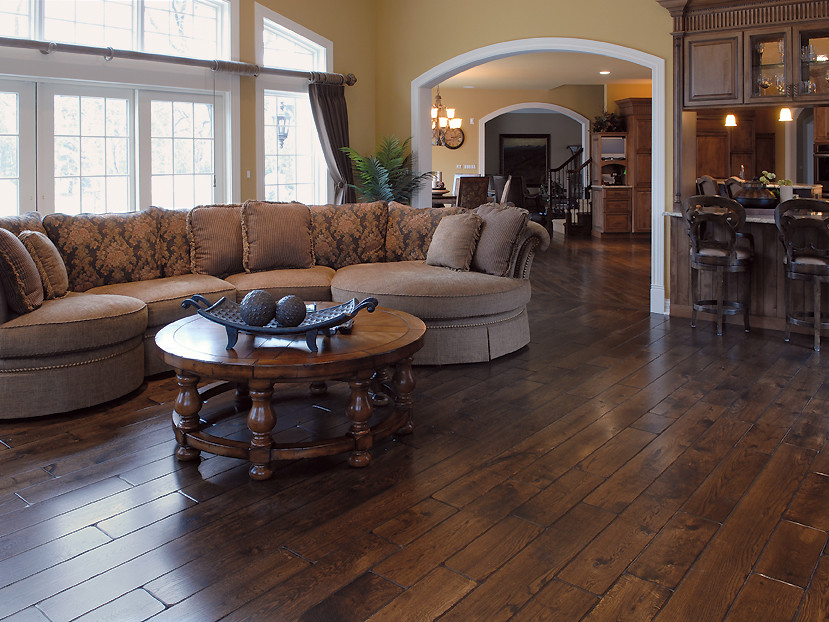 Aménagement d'un grand salon classique avec parquet foncé, un sol marron et un plafond voûté.
