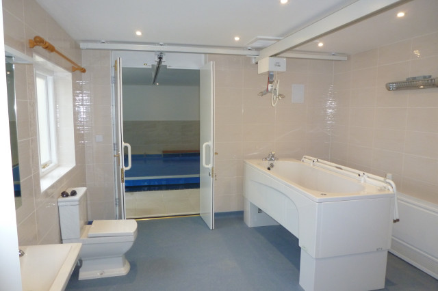 Adapted bathroom amerikansk-craftsman-badevaerelse