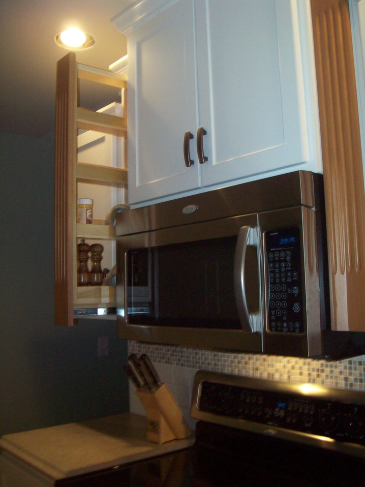 Kitchen - transitional kitchen idea in Columbus