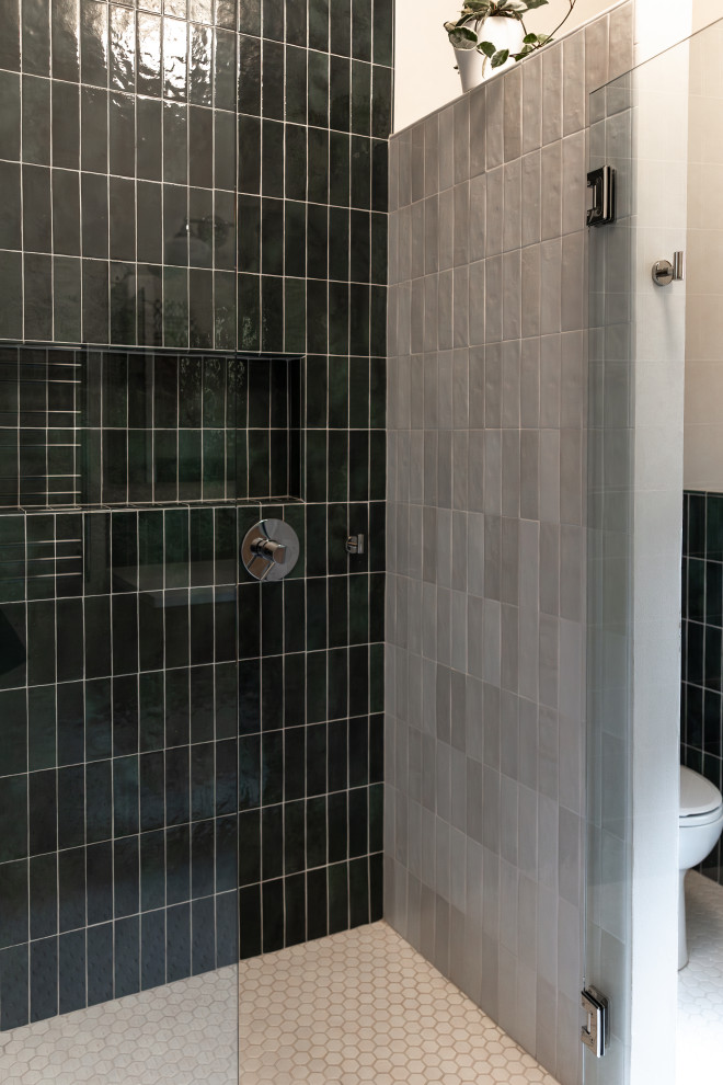 Foto de cuarto de baño principal, único y flotante clásico con armarios con paneles lisos, puertas de armario de madera oscura, sanitario de una pieza, encimera de cuarcita y encimeras blancas