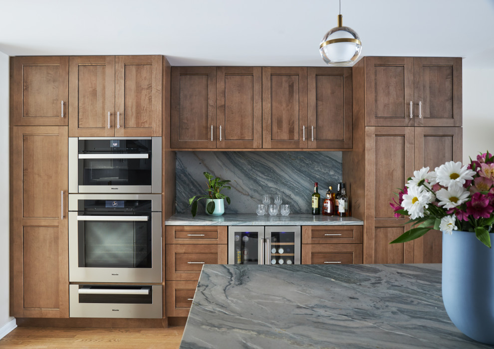 Kitchen - transitional kitchen idea in Chicago