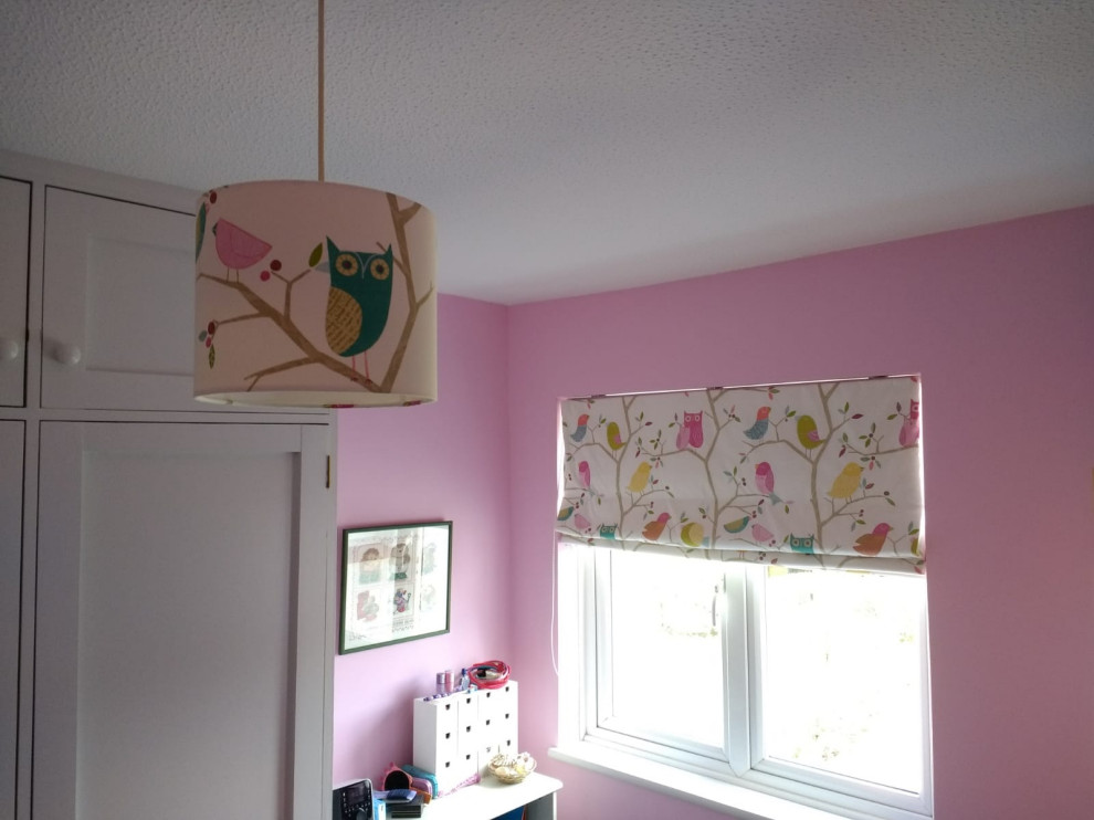 Small modern kids' bedroom in Surrey with pink walls, carpet and grey floor for kids 4-10 years old and girls.