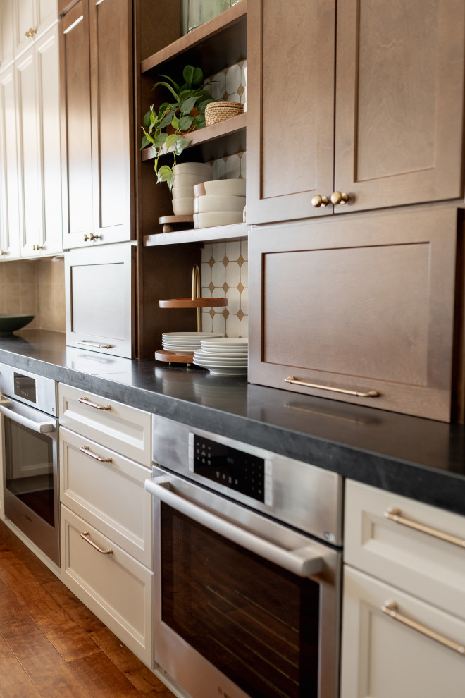 Example of a transitional kitchen design in Phoenix