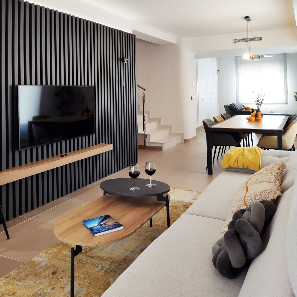 Esempio di un soggiorno minimal di medie dimensioni e aperto con libreria, camino bifacciale, TV a parete, pannellatura e tappeto