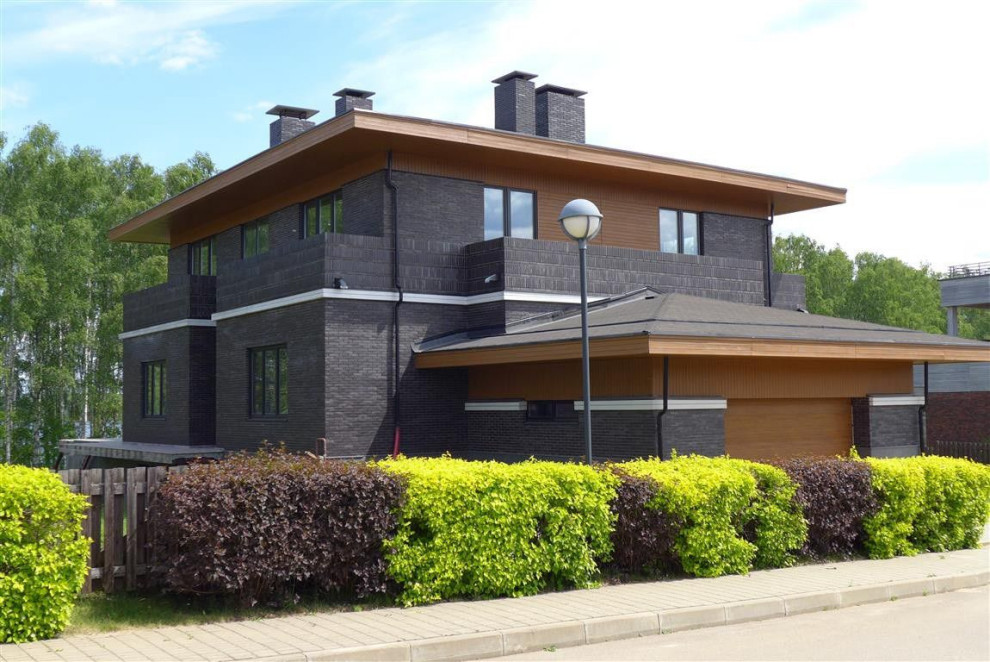 Фасад кирпичного дома в КП Монаково