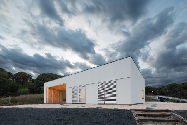 Una casa autosuficiente: sin conexi&oacute;n a la red el&eacute;ctrica modern-exterior