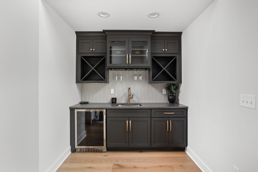 Transitional home bar photo in Columbus