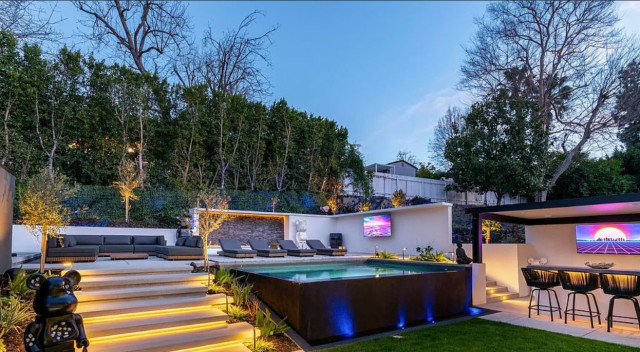 Weybridge contemporary-pool