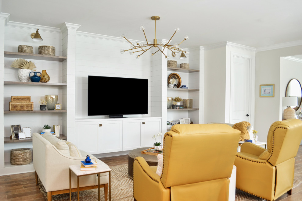 Imagen de salón retro con paredes beige y suelo de madera en tonos medios