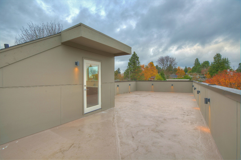 Example of a mid-sized minimalist rooftop deck design in Seattle with no cover