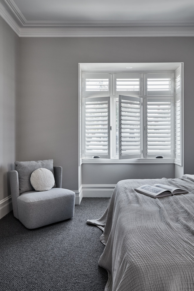 メルボルンにあるトラディショナルスタイルのおしゃれな主寝室 (グレーの壁、カーペット敷き、グレーの床)