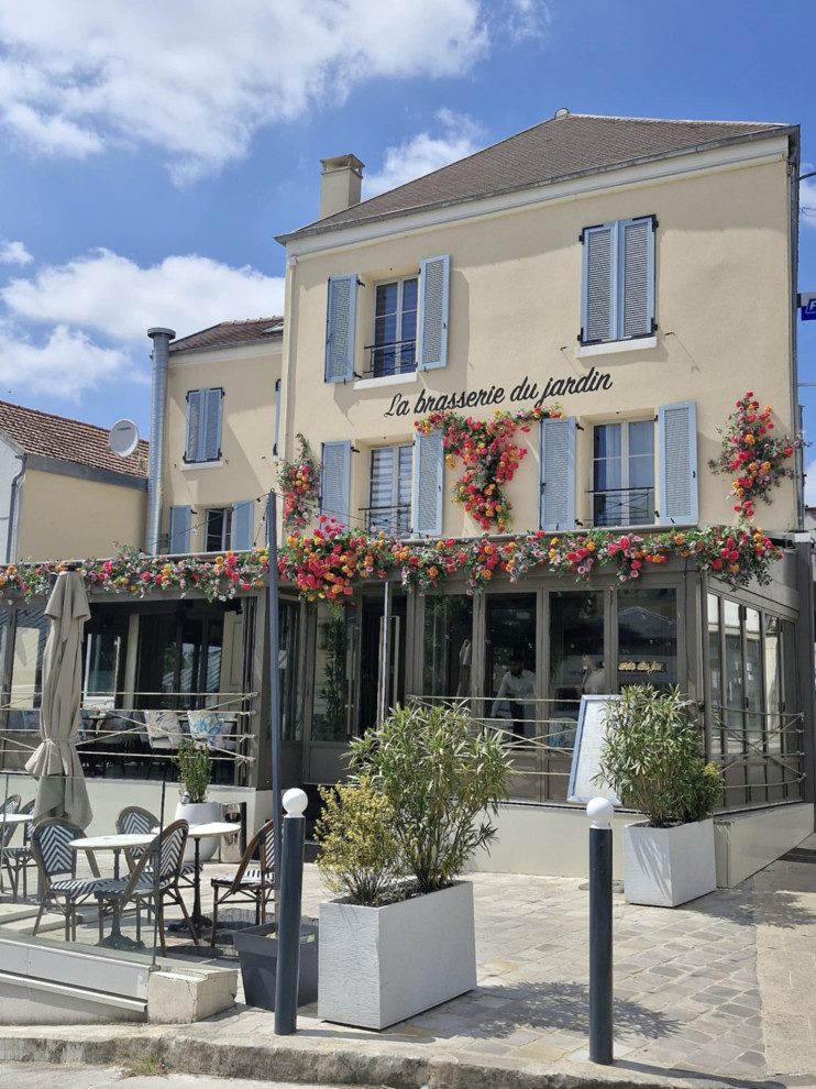 Création façade fleurie de restaurant