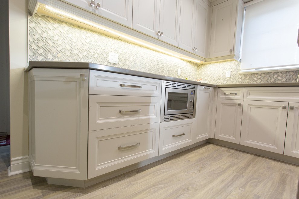 Example of a transitional kitchen design in Toronto