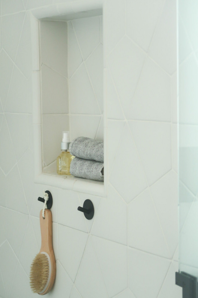 Esempio di una stanza da bagno con doccia minimal di medie dimensioni con doccia ad angolo, piastrelle bianche, piastrelle in ceramica, pavimento con piastrelle in ceramica, pavimento turchese e porta doccia a battente