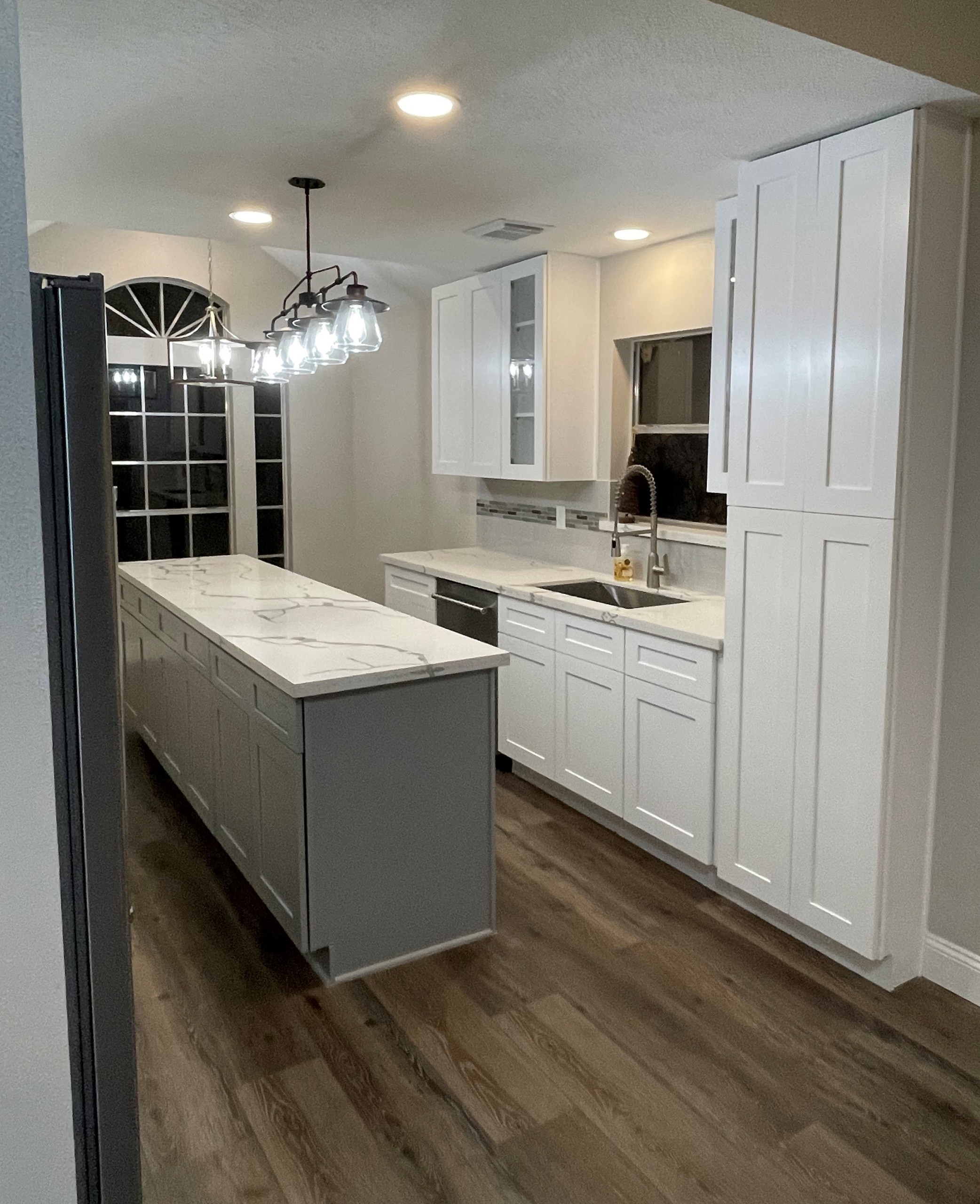 Contemporary White Shaker Kitchen with Island