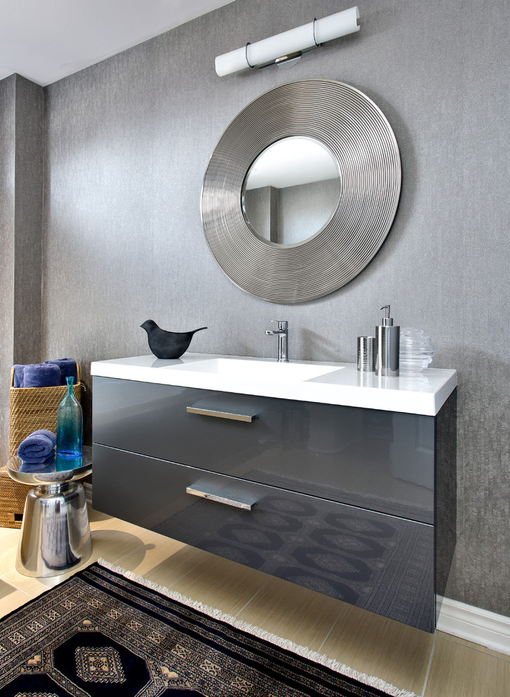 Photo of a mid-sized contemporary bathroom in Montreal with flat-panel cabinets, grey cabinets, grey walls, an integrated sink, a drop-in tub, a corner shower, a one-piece toilet, beige tile, porcelain tile and ceramic floors.
