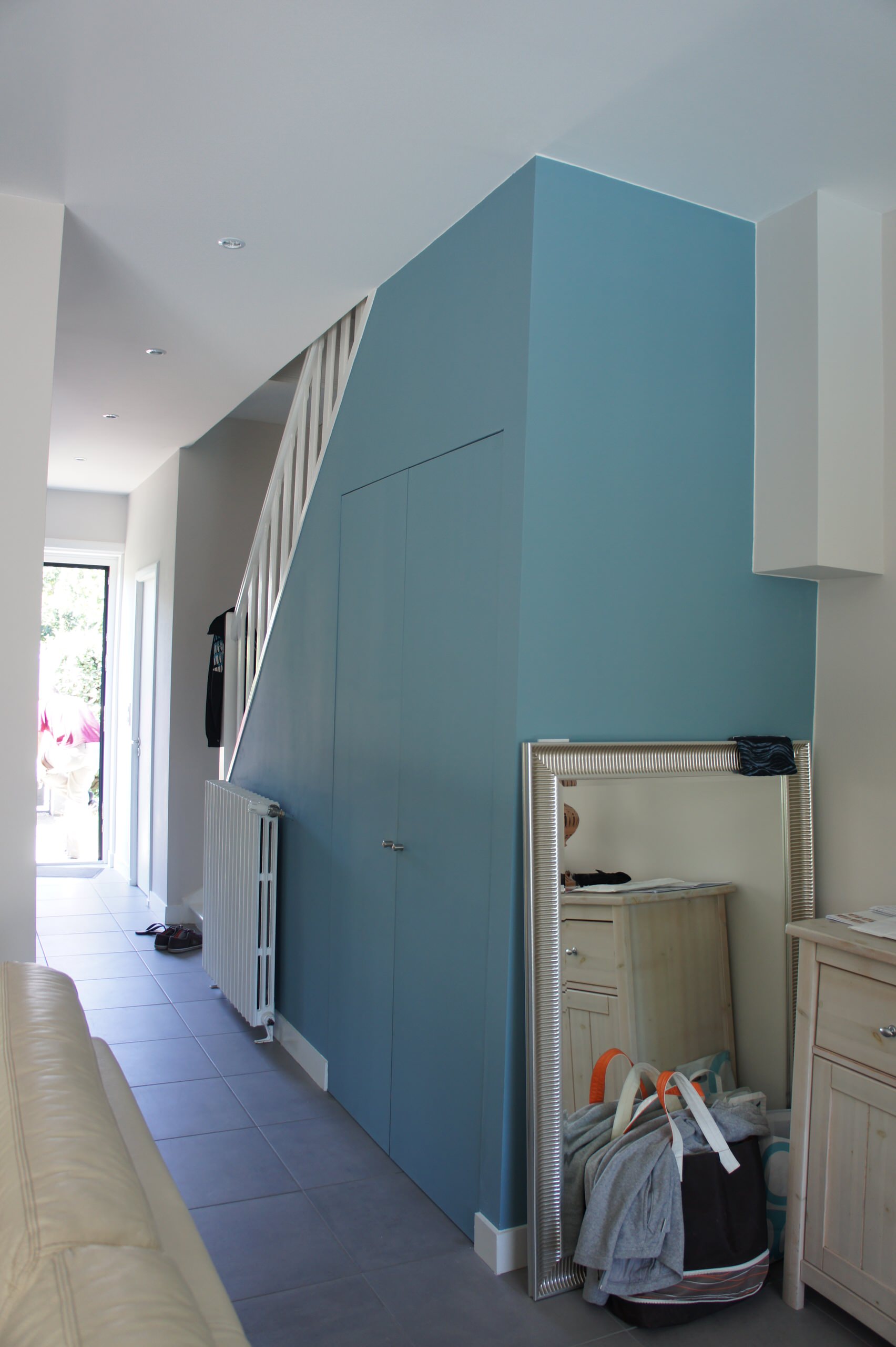 ターコイズブルーのおしゃれな玄関の画像 75選 - 2026 年 10月 | Houzz