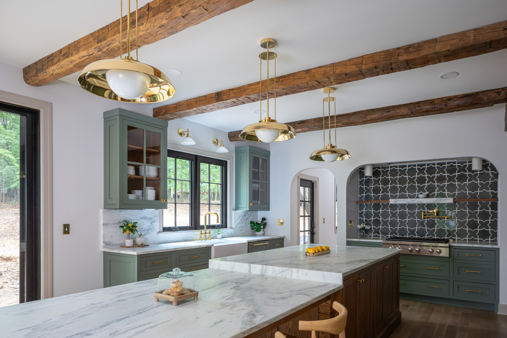 Exempel på ett stort klassiskt vit vitt kök, med en rustik diskho, skåp i shakerstil, gröna skåp, bänkskiva i kvartsit, grönt stänkskydd, stänkskydd i cementkakel, rostfria vitvaror, mellanmörkt trägolv, en köksö och brunt golv