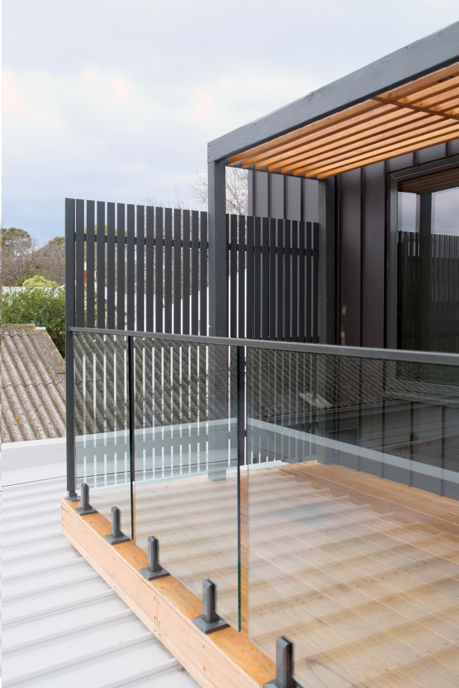Пример оригинального дизайна: пергола на балконе среднего размера в стиле модернизм с перегородкой для приватности и стеклянными перилами