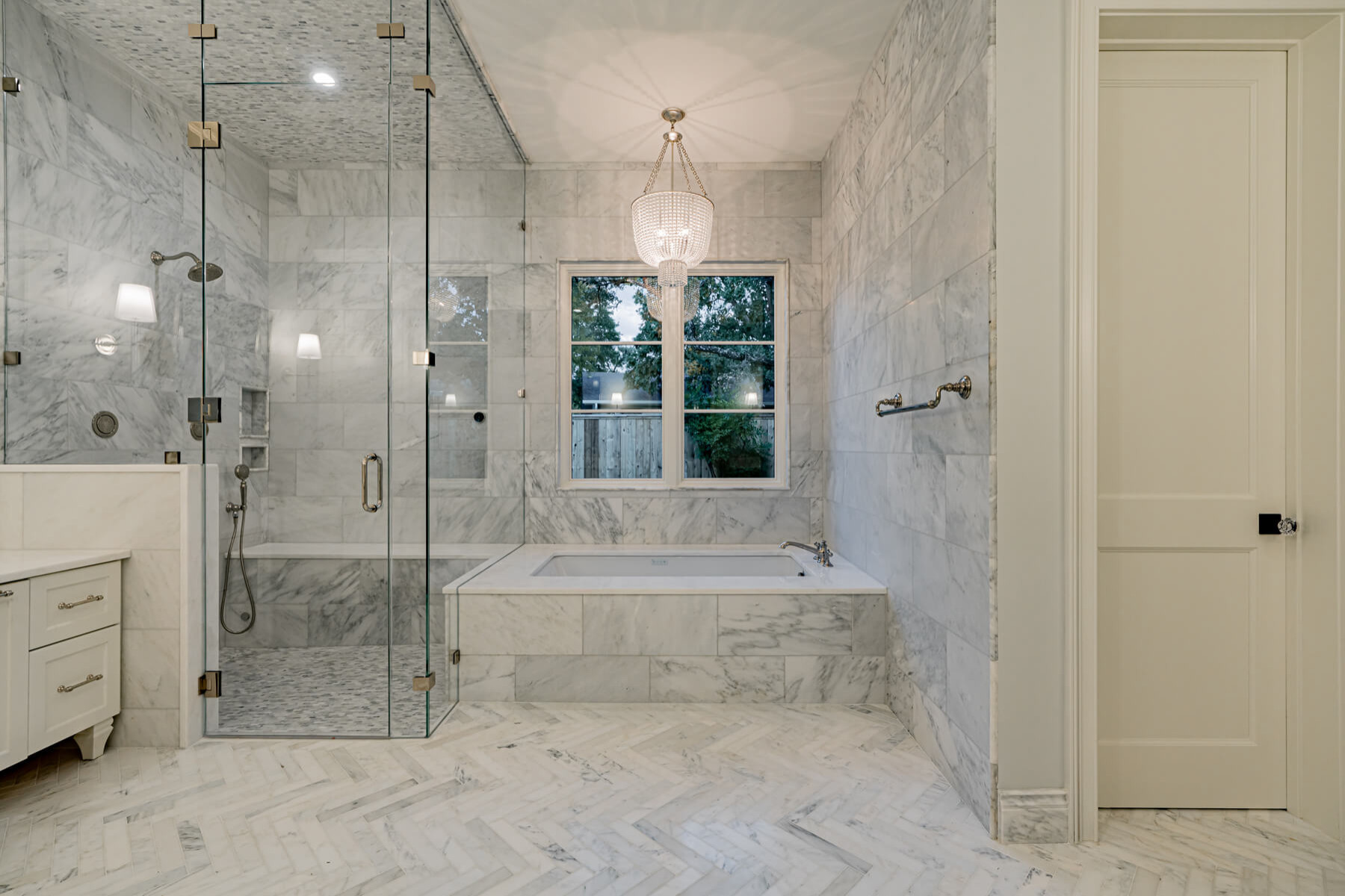 FRAMELESS SHOWERS