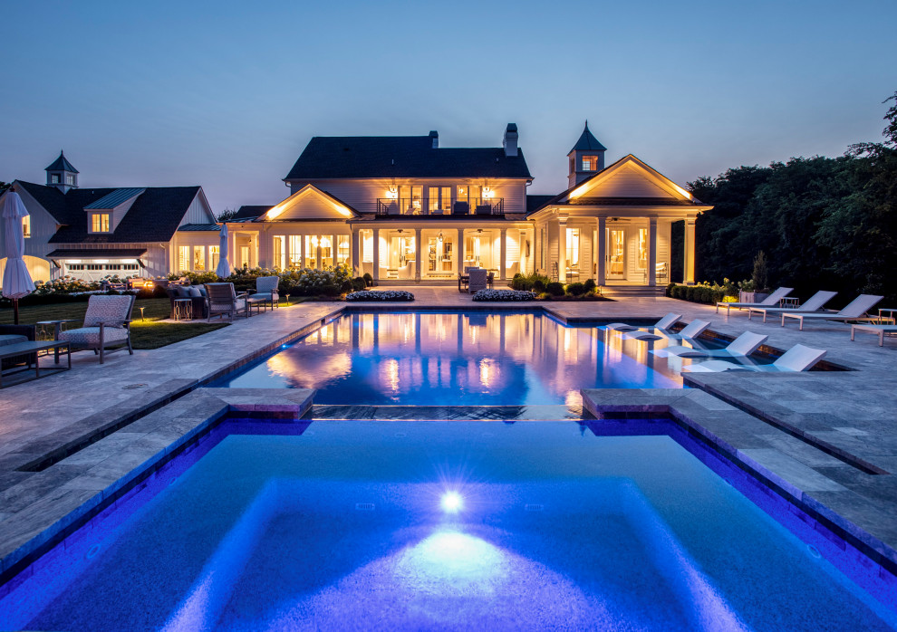 Großer Landhaus Pool hinter dem Haus in individueller Form mit Natursteinplatten in Nashville