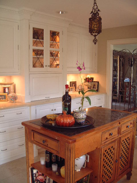 Mid-sized traditional u-shaped eat-in kitchen in Chicago with a double-bowl sink, beaded inset cabinets, white cabinets, stainless steel appliances and with island.