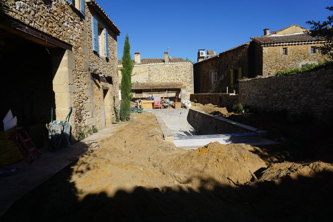 une maison avec piscine à Uzes