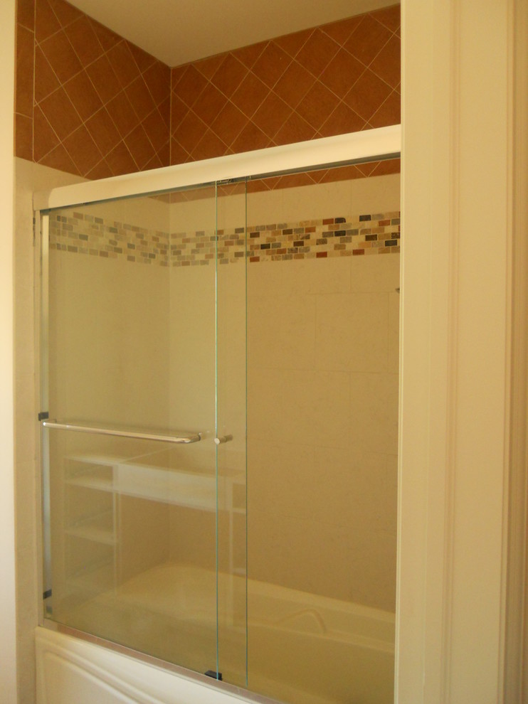 Inspiration for a transitional home design remodel in Chicago