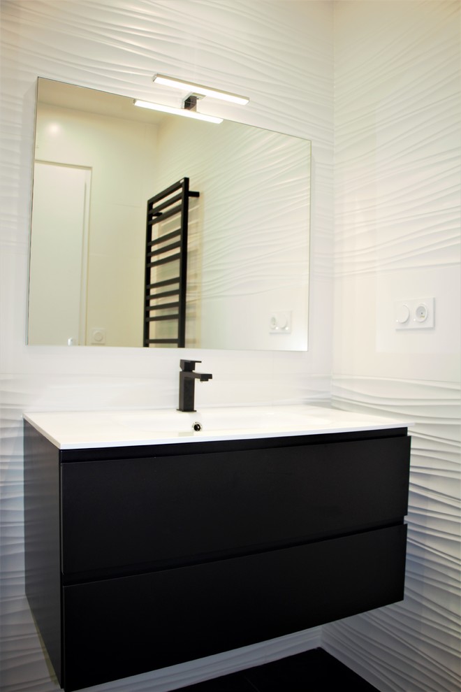 Small contemporary master bathroom in Grenoble with a curbless shower, white tile, porcelain tile, white walls, ceramic floors, a console sink, wood benchtops, black floor and black benchtops.