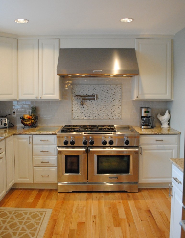 Kitchen - transitional kitchen idea in DC Metro