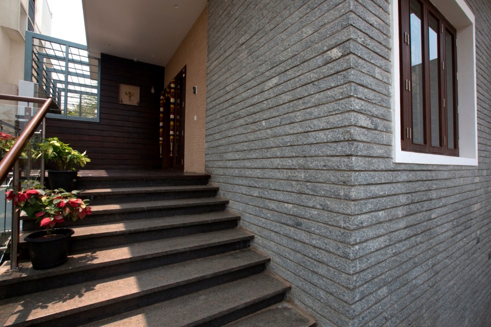 Design ideas for a contemporary entryway in Bengaluru.