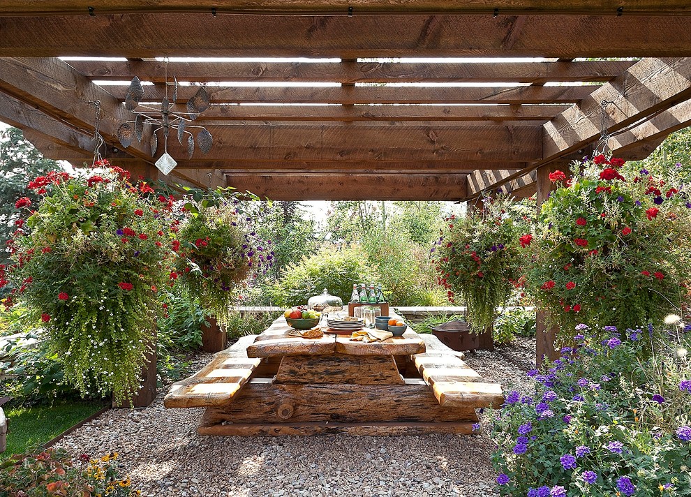 Inspiration for a country backyard shaded garden for summer in Orange County with gravel.