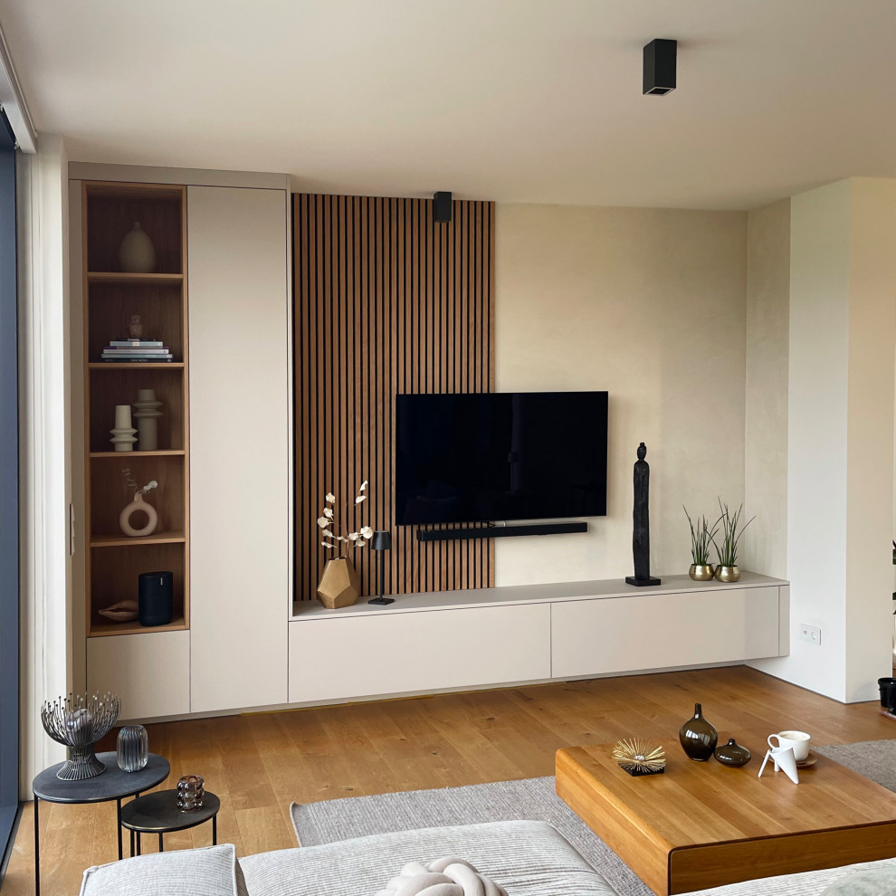 Mittelgroßes Modernes Wohnzimmer im Loft-Stil mit beiger Wandfarbe und braunem Holzboden in Nürnberg