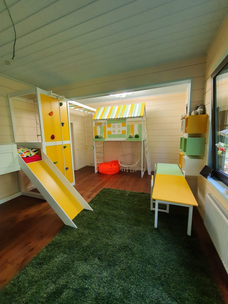 Идея дизайна: большая нейтральная детская с игровой в скандинавском стиле с желтыми стенами, темным паркетным полом, коричневым полом, деревянным потолком и стенами из вагонки для ребенка от 4 до 10 лет, двоих детей