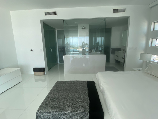 10 Museum Condo Interior Design moderno-camera-da-letto