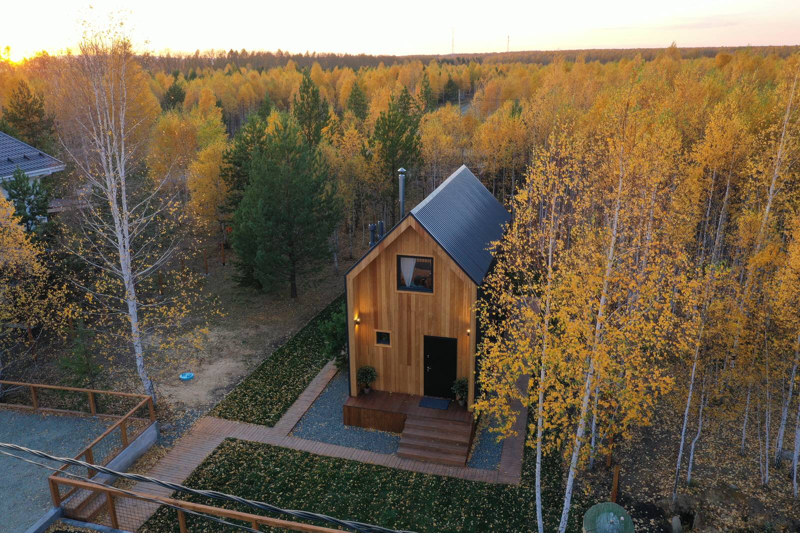 Компактная дача в стиле барнхаус.