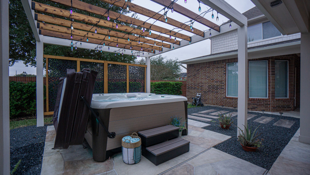 Idee per un patio o portico contemporaneo di medie dimensioni e dietro casa con ghiaia e una pergola