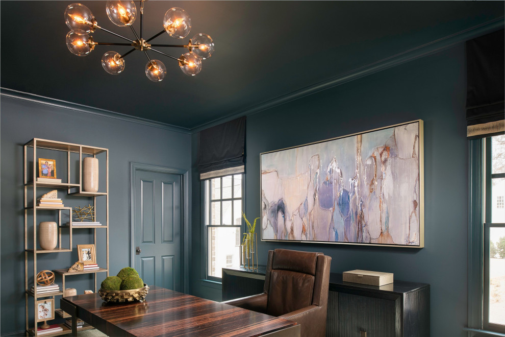 На фото: кабинет среднего размера в классическом стиле с синими стенами, темным паркетным полом, отдельно стоящим рабочим столом и коричневым полом