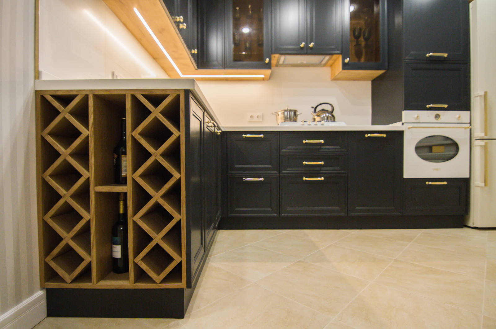 Черная кухня в стиле неоклассика