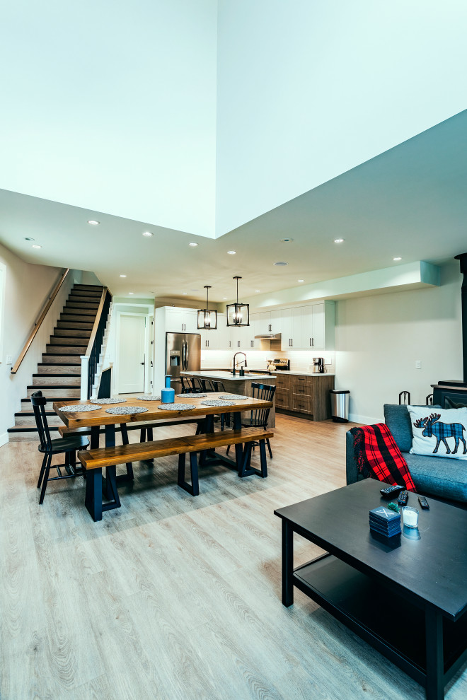 Idee per un ampio soggiorno minimalista aperto con pavimento in vinile, stufa a legna, TV a parete e pavimento marrone